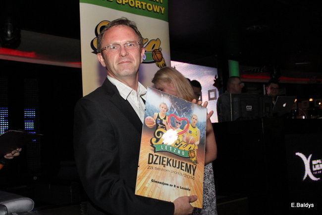 Koszykarki w strojach ślubnych (zdjęcia)