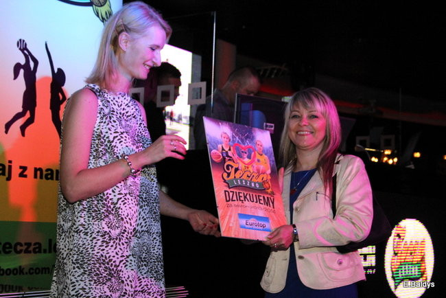 Koszykarki w strojach ślubnych (zdjęcia)