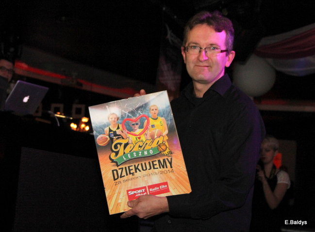 Koszykarki w strojach ślubnych (zdjęcia)