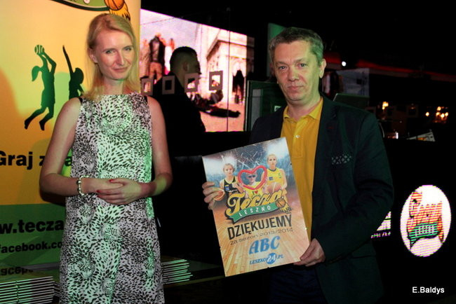 Koszykarki w strojach ślubnych (zdjęcia)