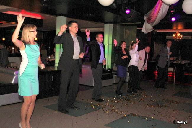 Koszykarki w strojach ślubnych (zdjęcia)