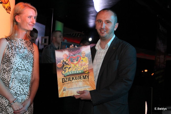 Koszykarki w strojach ślubnych (zdjęcia)