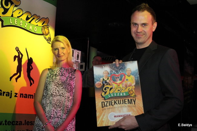 Koszykarki w strojach ślubnych (zdjęcia)