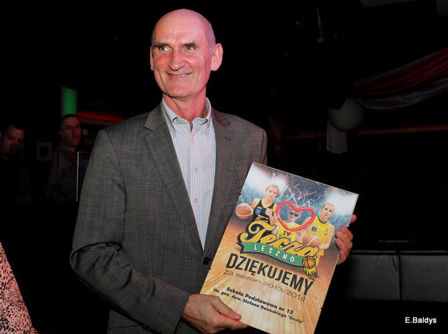 Koszykarki w strojach ślubnych (zdjęcia)