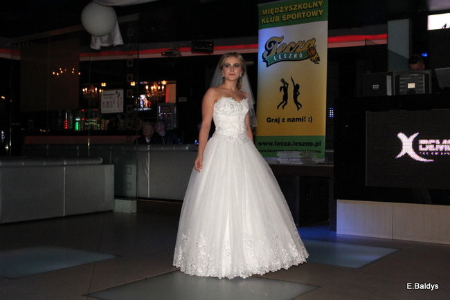 Koszykarki w strojach ślubnych (zdjęcia)