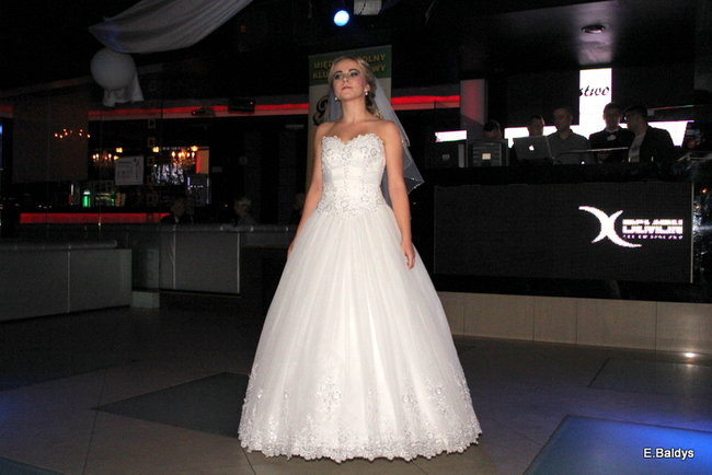 Koszykarki w strojach ślubnych (zdjęcia)