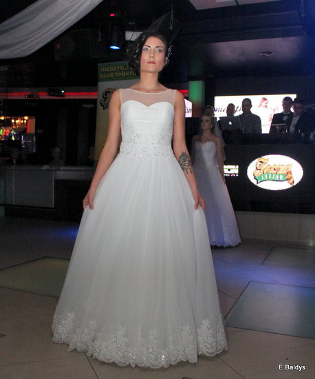 Koszykarki w strojach ślubnych (zdjęcia)