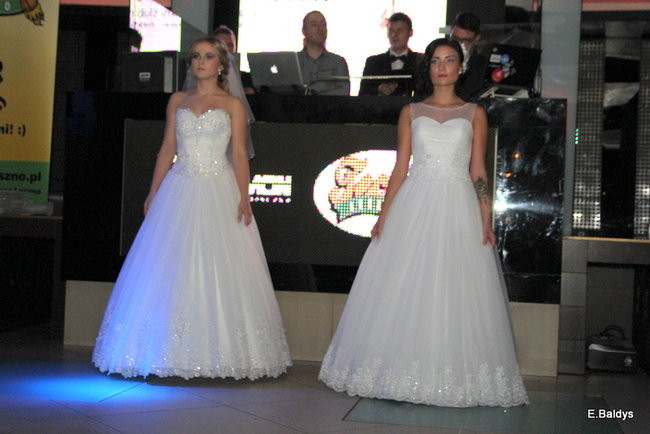 Koszykarki w strojach ślubnych (zdjęcia)