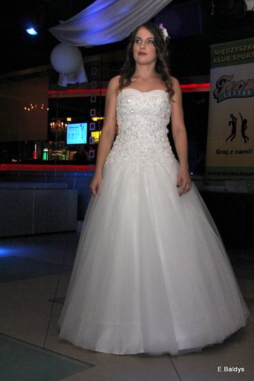 Koszykarki w strojach ślubnych (zdjęcia)