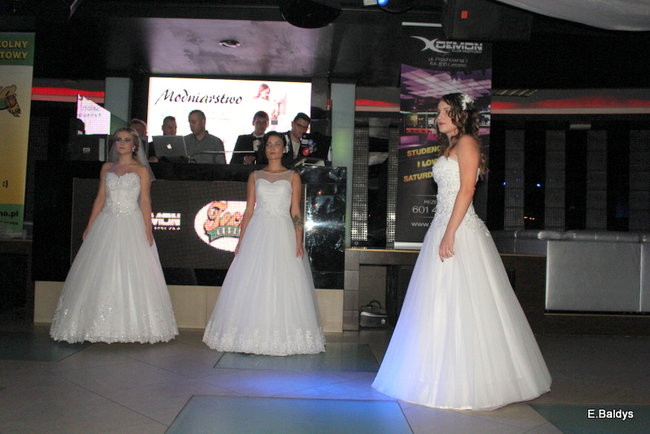 Koszykarki w strojach ślubnych (zdjęcia)