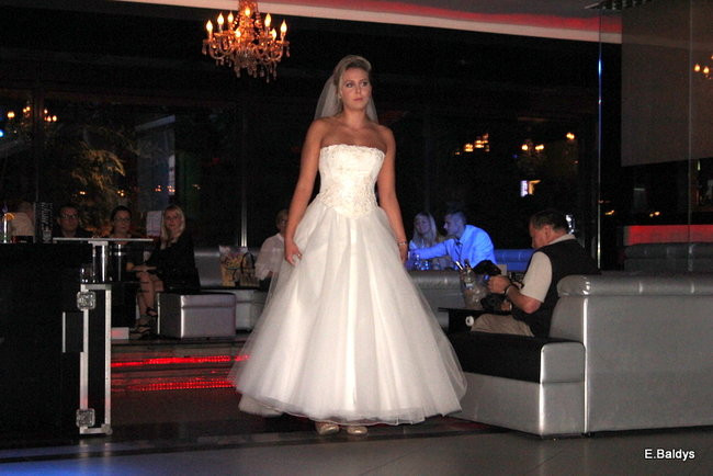 Koszykarki w strojach ślubnych (zdjęcia)