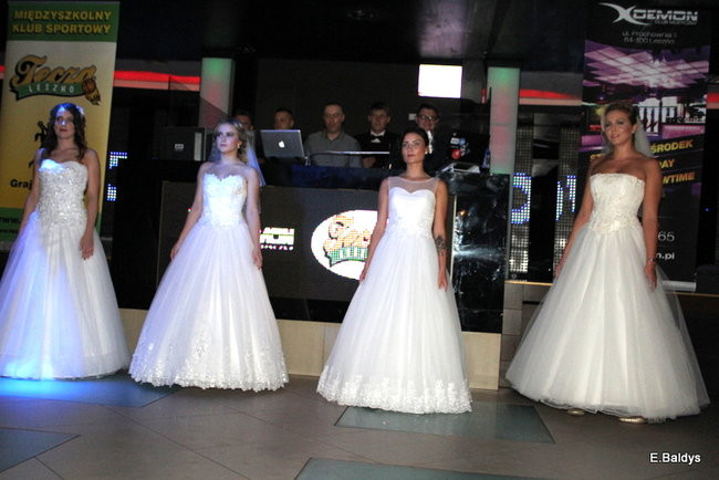 Koszykarki w strojach ślubnych (zdjęcia)