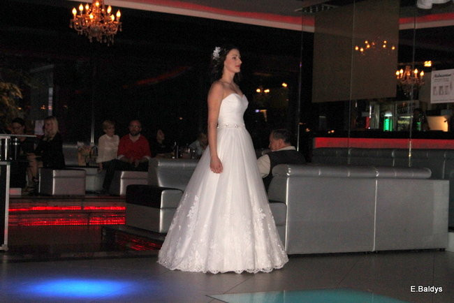 Koszykarki w strojach ślubnych (zdjęcia)