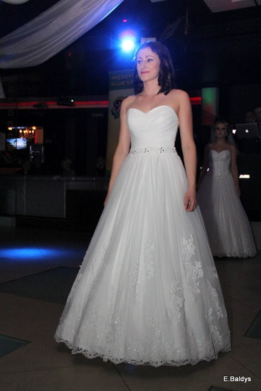 Koszykarki w strojach ślubnych (zdjęcia)