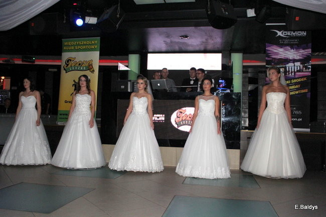 Koszykarki w strojach ślubnych (zdjęcia)
