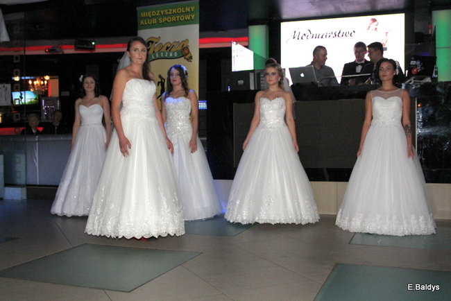 Koszykarki w strojach ślubnych (zdjęcia)