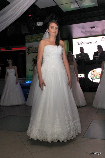 Koszykarki w strojach ślubnych (zdjęcia)