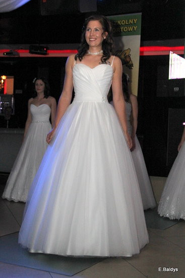 Koszykarki w strojach ślubnych (zdjęcia)