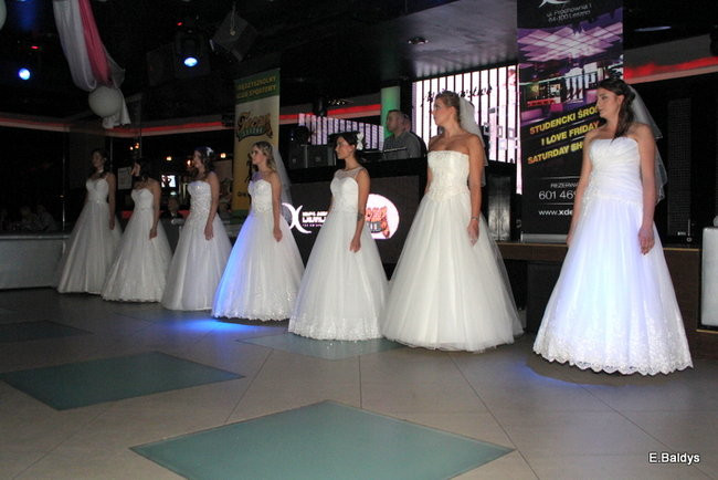 Koszykarki w strojach ślubnych (zdjęcia)