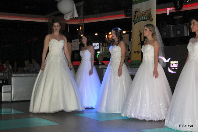 Koszykarki w strojach ślubnych (zdjęcia)