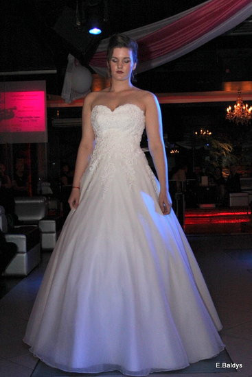 Koszykarki w strojach ślubnych (zdjęcia)