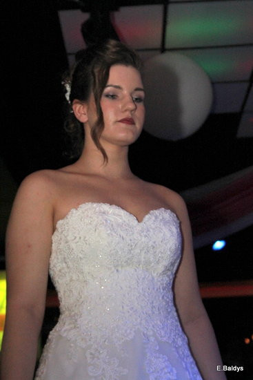 Koszykarki w strojach ślubnych (zdjęcia)