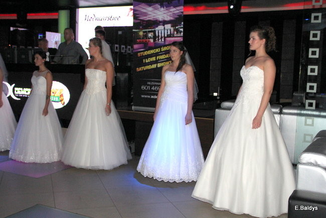 Koszykarki w strojach ślubnych (zdjęcia)