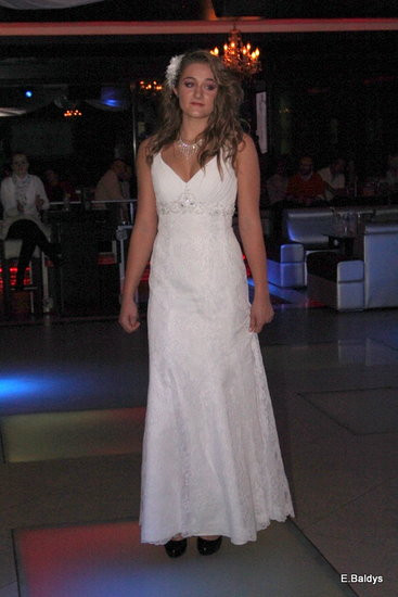 Koszykarki w strojach ślubnych (zdjęcia)