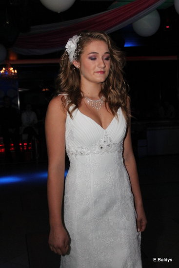 Koszykarki w strojach ślubnych (zdjęcia)