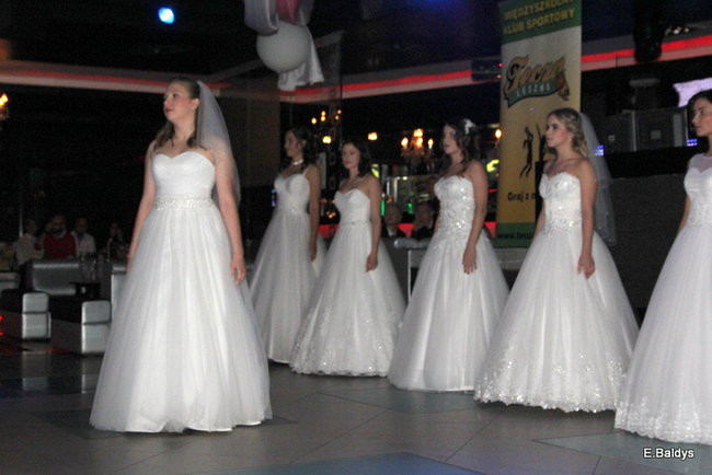 Koszykarki w strojach ślubnych (zdjęcia)