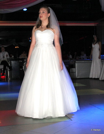 Koszykarki w strojach ślubnych (zdjęcia)