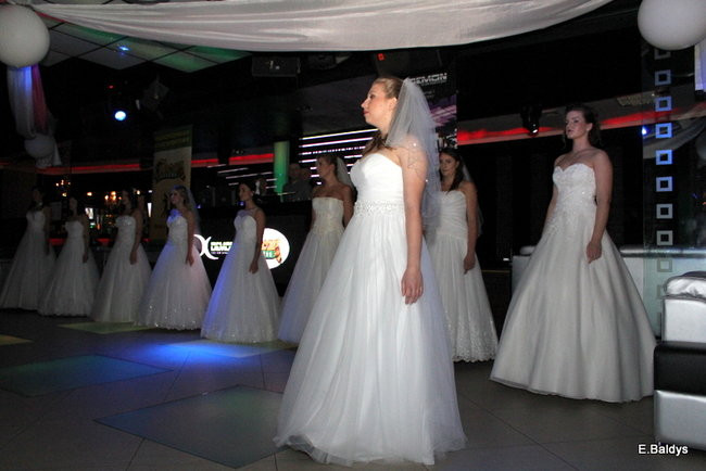 Koszykarki w strojach ślubnych (zdjęcia)