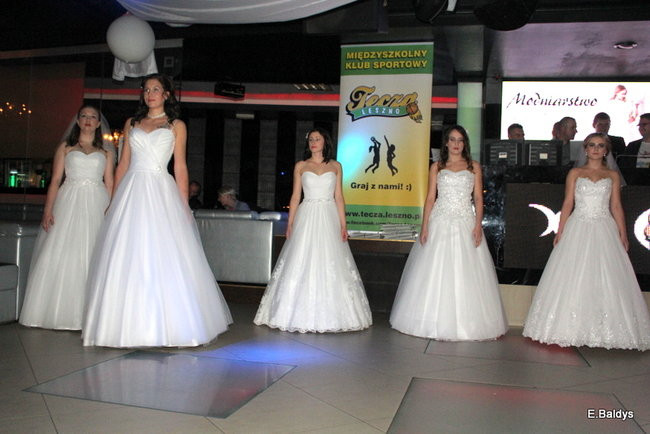 Koszykarki w strojach ślubnych (zdjęcia)