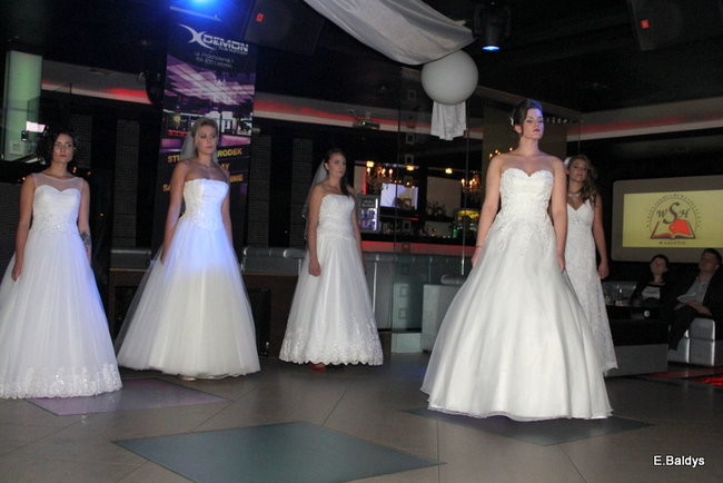 Koszykarki w strojach ślubnych (zdjęcia)