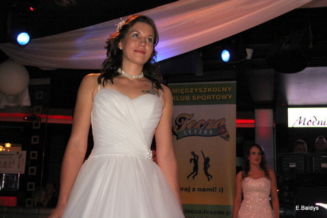 Koszykarki w strojach ślubnych (zdjęcia)