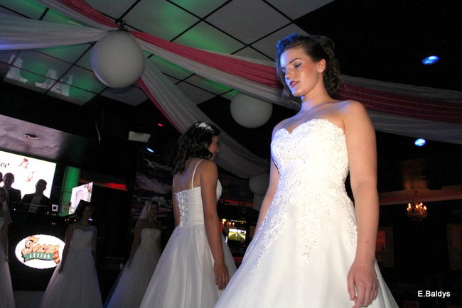 Koszykarki w strojach ślubnych (zdjęcia)