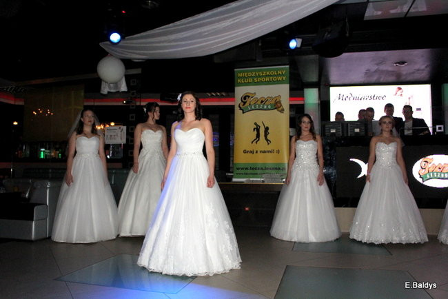 Koszykarki w strojach ślubnych (zdjęcia)