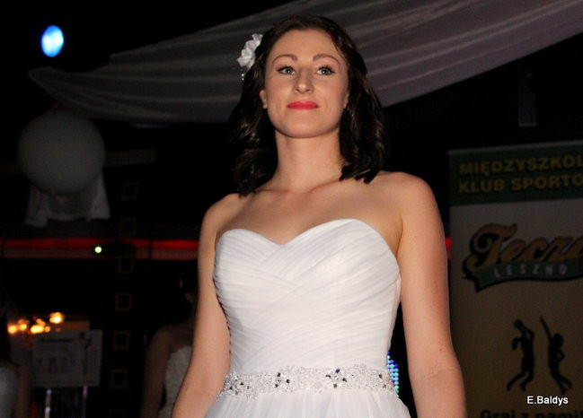 Koszykarki w strojach ślubnych (zdjęcia)