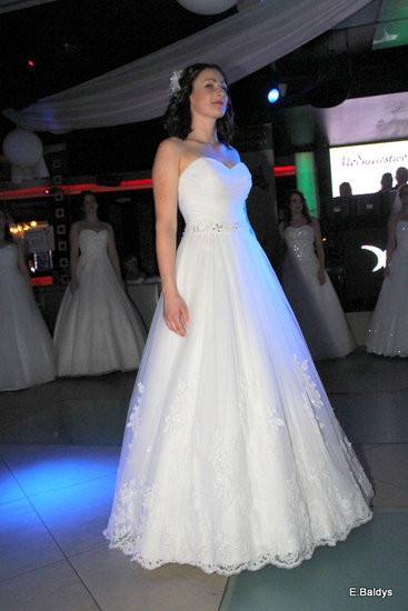 Koszykarki w strojach ślubnych (zdjęcia)