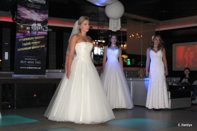 Koszykarki w strojach ślubnych (zdjęcia)