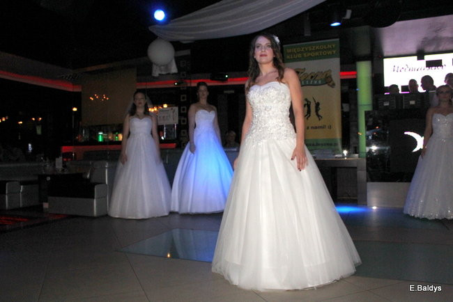 Koszykarki w strojach ślubnych (zdjęcia)