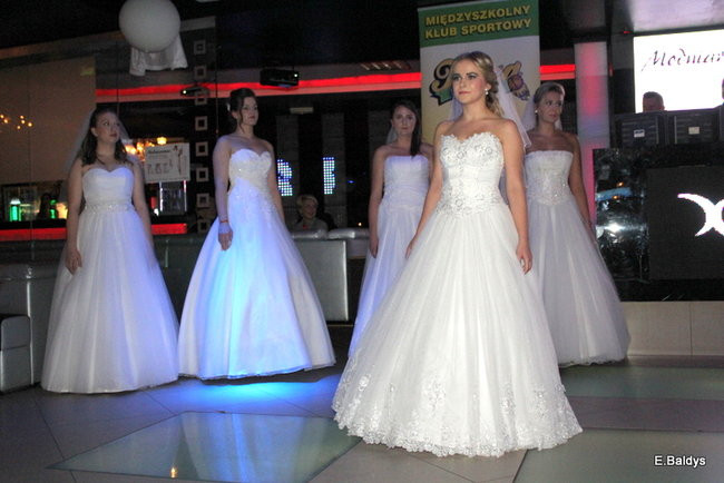 Koszykarki w strojach ślubnych (zdjęcia)