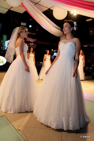 Koszykarki w strojach ślubnych (zdjęcia)