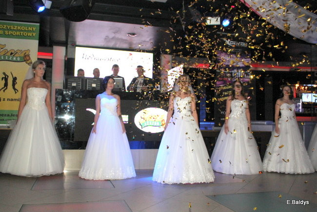 Koszykarki w strojach ślubnych (zdjęcia)