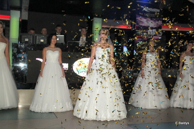 Koszykarki w strojach ślubnych (zdjęcia)