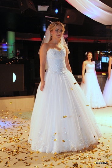 Koszykarki w strojach ślubnych (zdjęcia)