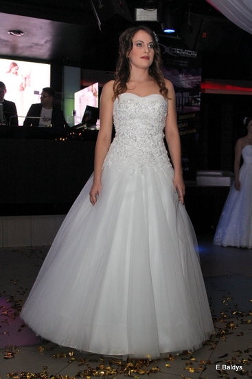 Koszykarki w strojach ślubnych (zdjęcia)