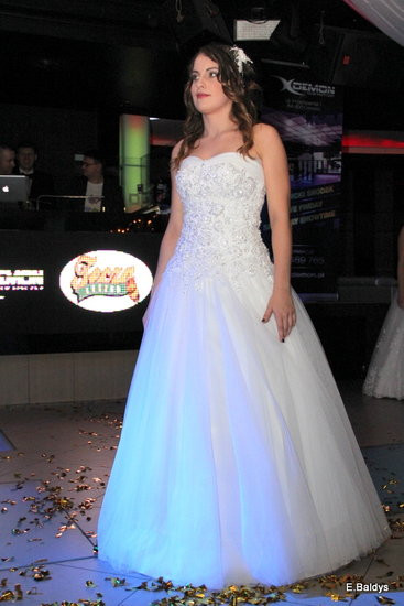 Koszykarki w strojach ślubnych (zdjęcia)