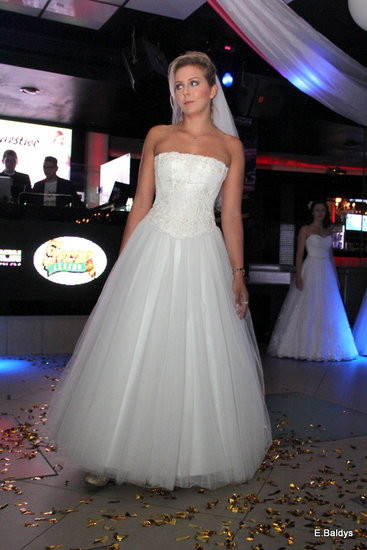 Koszykarki w strojach ślubnych (zdjęcia)