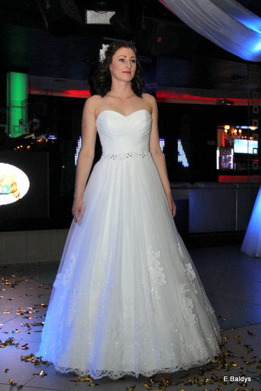 Koszykarki w strojach ślubnych (zdjęcia)